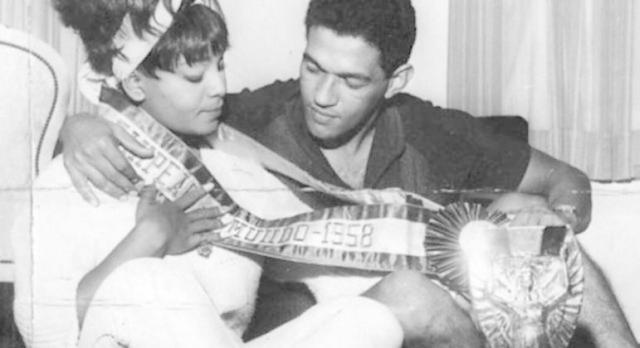 1642758597630009879.jpeg 跟“小鸟”同天死 加林查第二任妻子去世 享年91岁