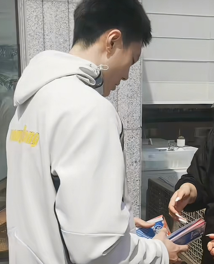 彩客网官网-胡明轩做出1个重要的决定，球迷很开心！|广东队|广东男篮|山东男篮|青岛队|球票_新浪体育_新浪新闻